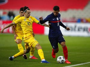 Sosmed Bikin Pelatih Aljazair Dekati Housem Aouar dalam Senyap