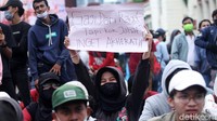 Poster yang dibawa bertuliskan kritikan kepada DPR.