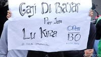 Poster-poster itu dibentangkan sepanjang aksi di kawasan Harmoni.