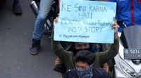 Mahasiswa mulai melakukan aksinya di kawasan Harmoni sekitar pukul 12.30 WIB. 