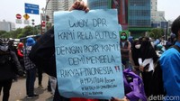 Salah satu peserta aksi menuliskan pesan rela putus dengan pacar demi membela rakyat Indonesia.
