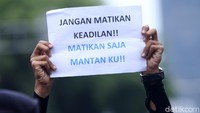 Poster-poster berisi kritikan itu dibentangkan sepanjang aksi.