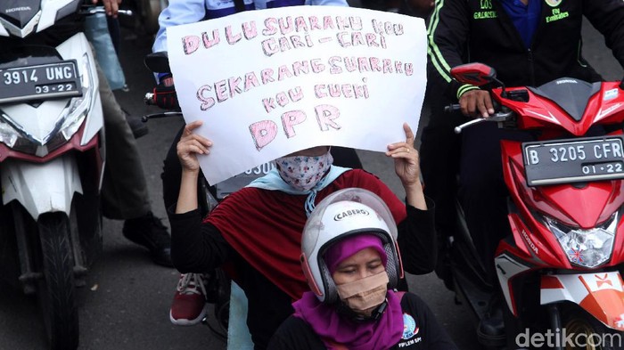 Sejumlah massa dari mahasiswa dan buruh menggelar aksi di Harmoni, Jakarta, Kamis (8/10/2020). Dalam aksinya mereka membawa sejumlah tulisan untuk mengkritik DPR.