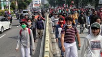 Saat ini massa aksi sedang berusaha masuk ke kawasan istana negara.  