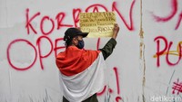 Massa aksi melakukan vandalisme sebagai bentuk protes.  