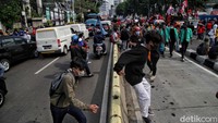 Kontroversi UU Cipta Kerja tersebut terjadi karena UU itu dinilai hanya menguntungkan investor maupun pemilik modal, sementara buruh dianggap menjadi pihak yang dirugikan akibat disahkannya UU tersebut.  