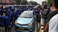 Para pengunjuk rasa tampak menguasai satu jalur jalan dalam aksi tersebut.   
