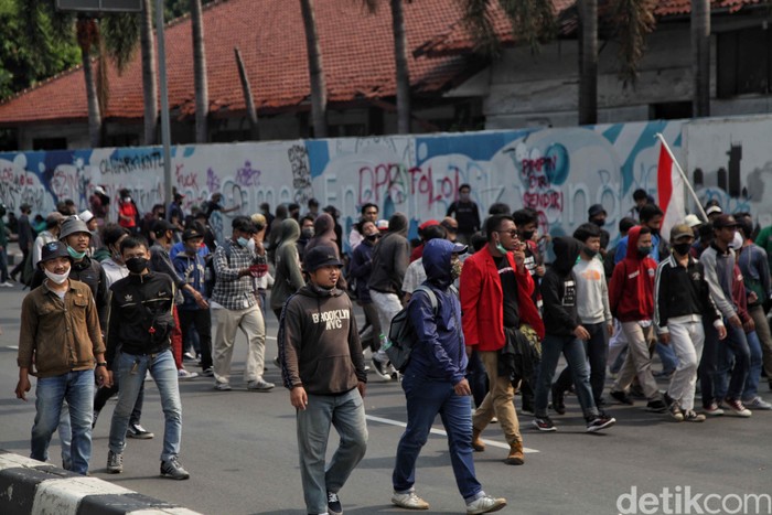 Jalan Medan Merdeka Timur Mulai Ramai Massa Aksi Massa yang tergabung mahasiswa, buruh dan anak-anak STM memadati kawasan Jalan Medan Merdeka Timur, Jakarta Pusata, Kamis (8/10).