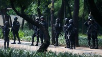 Personel Brimob ini berjaga di kawasan Senayan.