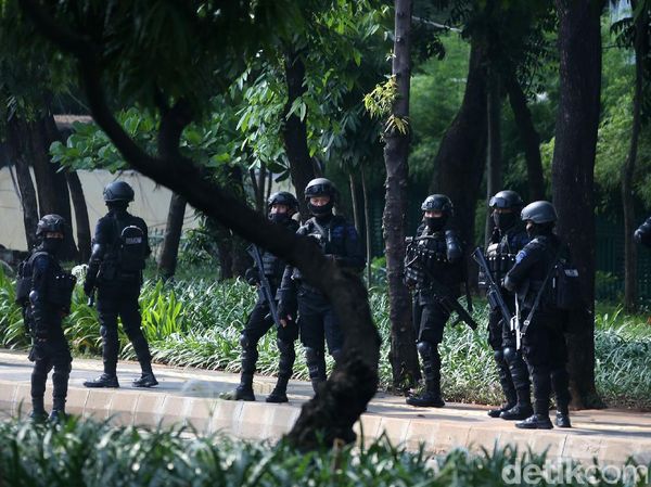 Jelang Demo Buruh, Brimob Disiagakan di Kawasan Senayan