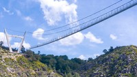 Jembatan gantung ini disebut 516 Arouca karena panjangnya yang mencapai 516 meter di atas ketinggian 175 meter. (dok. 516 Arouca)