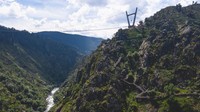 Dibangun dengan kabel baja dan dasar kisi-kisi logam, wisatawan seakan berjalan tak menapak dengan keindahan panorama yang memukau. (dok. 516 Arouca)