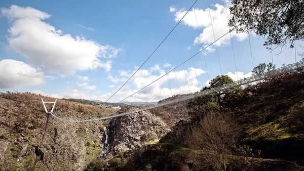 Disebut terpanjang karena jembatan gantung Portugal akan mengalahkan Kuonen Suspension Bridge di Swiss yang memiliki panjang 494 meter. (516 Arouca/Facebook) Disebut terpanjang karena jembatan gantung Portugal akan mengalahkan Kuonen Suspension Bridge di Swiss yang memiliki panjang 494 meter. (516 Arouca/Facebook)