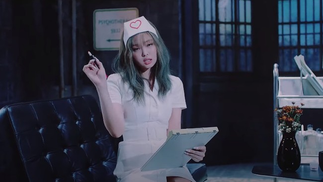 Korean Health and Medical Workers Union (KHMU) protes ke YG Entertainment karena menampilkan Jennie BLACKPINK yang memakai baju suster di video klip terbaru Lovesick Girls. Protes dilayangkan karena dianggap tak pantas dan tidak menggambarkan profesi perawat sebenarnya. YG pun memutuskan menghapus adegan tersebut di video klip. Foto: YouTube
