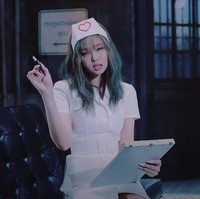 Korean Health and Medical Workers Union (KHMU) protes ke YG Entertainment karena menampilkan Jennie BLACKPINK yang memakai baju suster di video klip terbaru Lovesick Girls. Protes dilayangkan karena dianggap tak pantas dan tidak menggambarkan profesi perawat sebenarnya. YG pun memutuskan menghapus adegan tersebut di video klip. Foto: YouTube