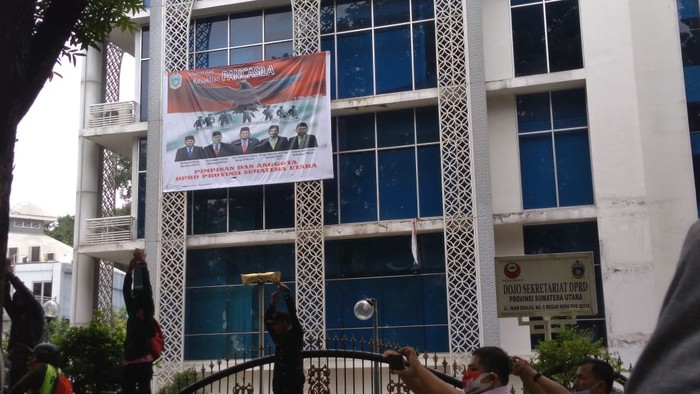 Kaca gedung DPRD Sumut terkena lemparan batu massa demo tolak UU Ciptaker (Datuk Haris-detikcom)