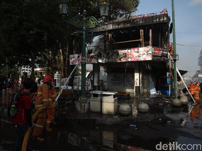 Kafe di dekat DPRD DIY terbakar, Kamis (8/10/2020).