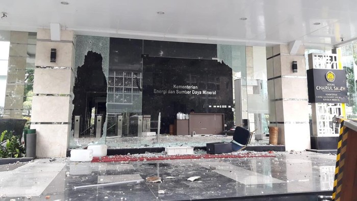 Kantor Kementerian ESDM dirusak massa (Foto: Ilman/detikcom)