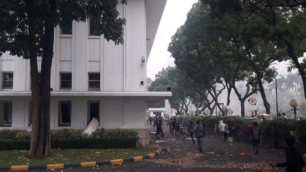 Kantor Kementerian ESDM dirusak pendemo tolak UU Cipta Kerja.
