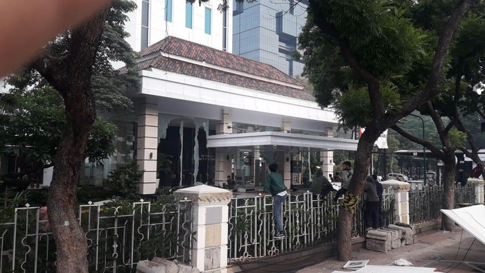 Kantor Kementerian ESDM dirusak pendemo tolak UU Cipta Kerja.