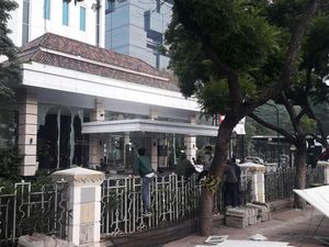 Massa Demo Lempar Batu ke Kantor Kementerian ESDM