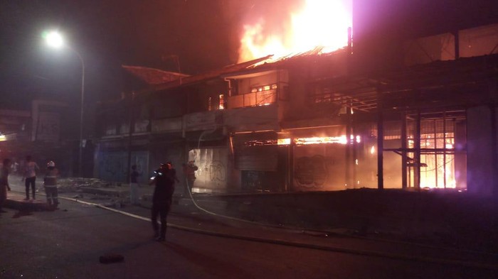 Kebakaran di bioskop Grand Theater Pasar Senen terbakar saat ricuh masa berlangsung.