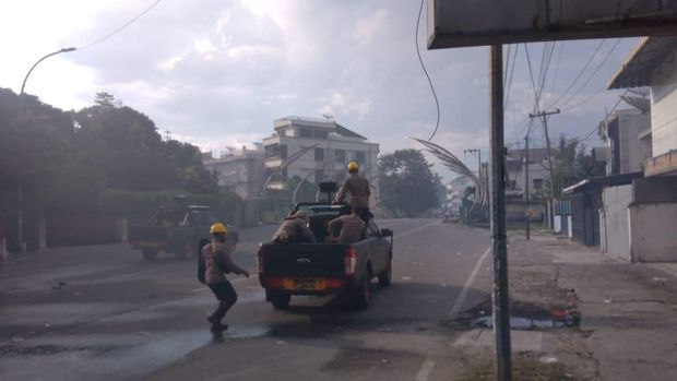 Kericuhan terjadi saat demonstrasi menolak UU Cipta Kerja di Medan (Datuk Haris-detikcom)