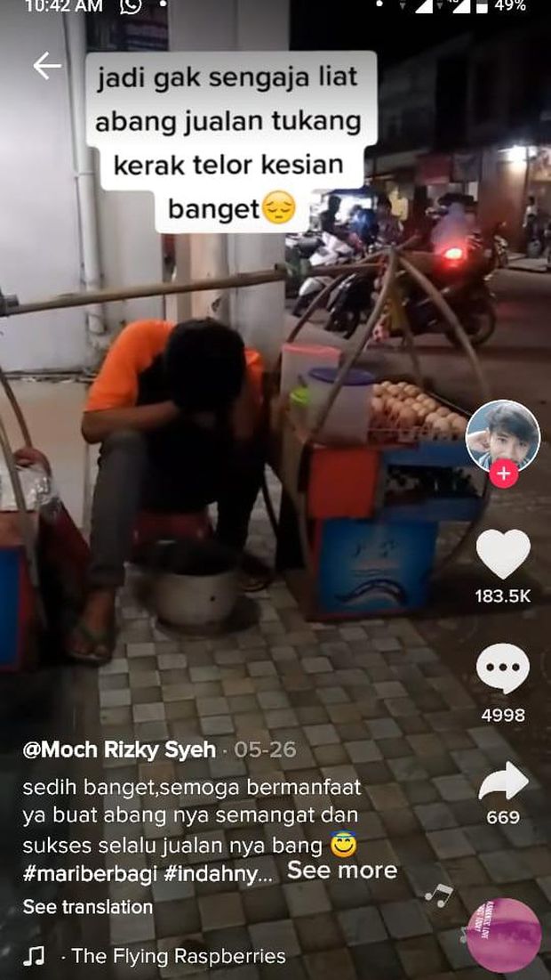 Ketiduran Saat Tunggu Pembeli, Tukang Kerak Telor Ini Diberi Sembako