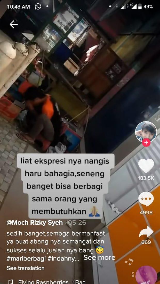 Ketiduran Saat Tunggu Pembeli, Tukang Kerak Telor Ini Diberi Sembako