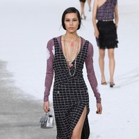Koleksi busana Chanel spring/summer 2021 ditampilkan Paris Fashion Week 2020, Selasa (6/10/2020).  Foto: Getty Images/Pascal Le Segretain