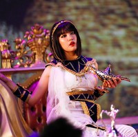 Untuk MV mereka yang bertajuk BAAM, para personel Momoland mengenakan kostum dengan berbagai budaya dari negara-negara berbeda. Tapi beberapa kostum dianggap rasis dan stereotipikal. Dua di antaranya kostum bertema Mesir dan Meksiko. Foto: Istimewa