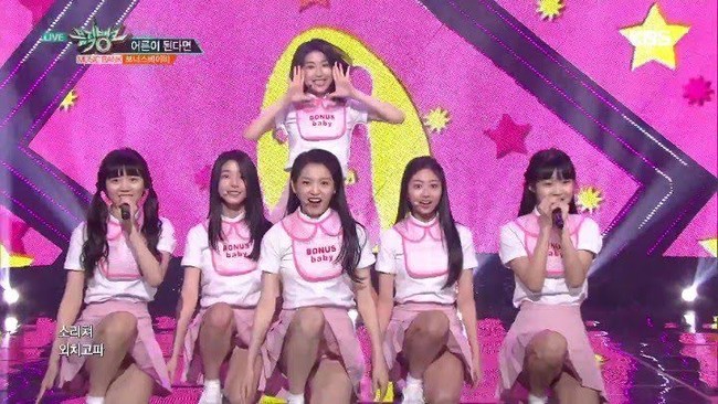 Member Bonus Baby dikritik karena kostum mereka yang seperti baju bayi dilengkapi dengan bib dan Lolita. Kostum tersebut dianggap menjadikan anak di bawah umur sebagai objek seksual. Foto: Istimewa