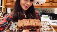 Tak hanya jago akting, Lily ternyata mahir membuat kue. Terutama kue-kue klasik saat perayaan Natal. Foto: Instagram @lilyjcollins