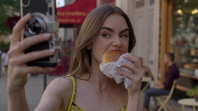 Momen Seru Lily Collins Saat Ngemil Croissant di Emily in Paris