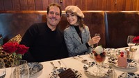 Cantiknya Lily ketika menikmati aneka dessert mulai dari kue cokelat, strawberry hingga segelas champagne di salah satu restoran mewah. Foto: Instagram @lilyjcollins