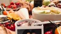 Selama syuting Emily in Paris, Lily jadi berteman akrab dengan lawan mainnya, yaitu Ashley Park. Lihat saja nih momen kebersamaan mereka saat makan malam. Foto: Instagram @lilyjcollins