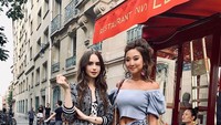 Tampil awet muda dan tetap imut di usia 31 tahun, Lily bagikan momen serunya di Instagram. Kalau ini pose Lily dan lawan mainnya di depan kafe yang ada di Paris. Foto: Instagram @lilyjcollins