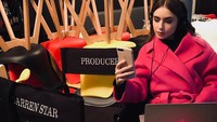 Aktris cantik keturunan Amerika-Inggris ini, kembali mencuri perhatian lewan peran terbarunya dalam serial Netflix Emily in Paris. Lily Collins juga menjadi produser dari serial ini lho. Foto: Instagram @lilyjcollins