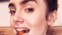 Terakhir ini momen menggemaskan Lily ketika mengabadikan posenya saat tengah makan sehat.  Foto: Instagram @lilyjcollins