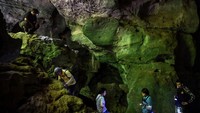  Tiga orang arkeolog Thailand menyusuri sebuah gua di Taman Nasional Sam Roi Yot, barat daya Bangkok.