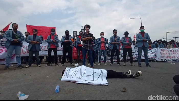 Mahasiswa Bandung menggelar salat jenazah sebagai bentuk protes Omnibus Law