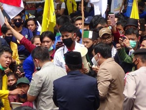 Telanjang-Bawa Sajam, Pria di Banjarmasin Ngamuk di Tengah Demo UU Ciptaker