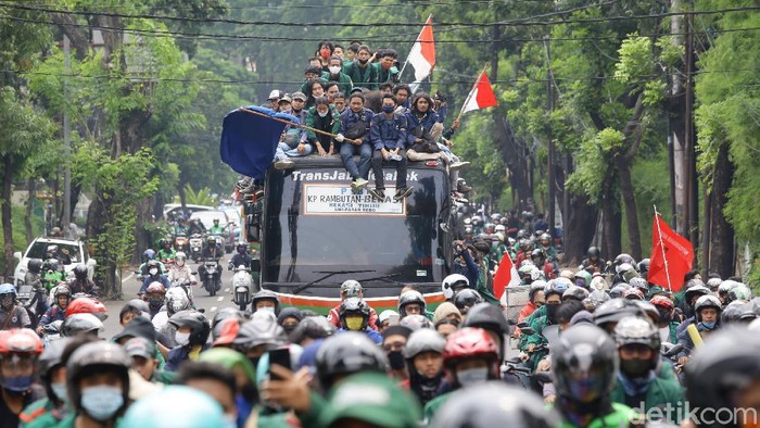 Sejumlah mahasiswa dari beberapa Universitas melakukan konvoi menuju Istana Negara, Jakarta, Kamis (8/10/2020).