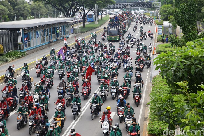 Sejumlah mahasiswa dari beberapa Universitas melakukan konvoi menuju Istana Negara, Jakarta, Kamis (8/10/2020).