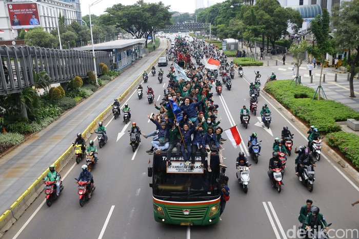 Mahasiswa Konvoi Menuju Istana Negara Sejumlah mahasiswa dari beberapa Universitas melakukan konvoi menuju Istana Negara, Jakarta, Kamis (8/10/2020).