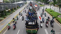 Sejumlah massa aksi melakukan konvoi menuju Istana Negara, Jakarta Pusat, Kamis (8/10/2020).   