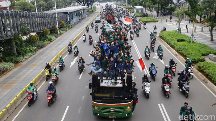 Sejumlah mahasiswa dari beberapa Universitas melakukan konvoi menuju Istana Negara, Jakarta, Kamis (8/10/2020).