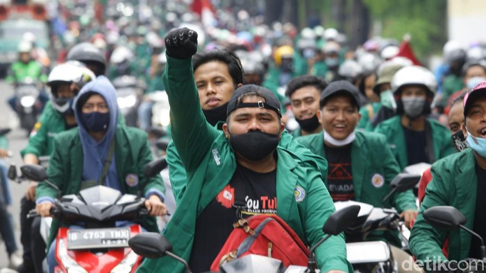 Sejumlah mahasiswa dari beberapa Universitas melakukan konvoi menuju Istana Negara, Jakarta, Kamis (8/10/2020).
