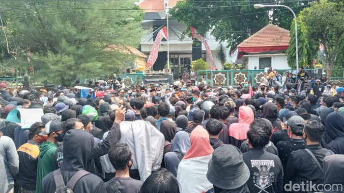 Mahasiswa Pasuruan Gelar Mimbar Bebas Depan Gedung Dewan tolak