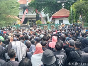 Mahasiswa Pasuruan Demo Omnibus Law Sambil Bakar Ban hingga Jalan Macet